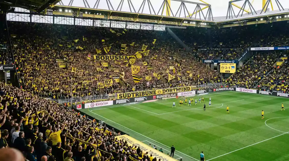Signal Iduna Park del Borussia Dortmund con la famosa Südtribüne llena de aficionados de amarillo