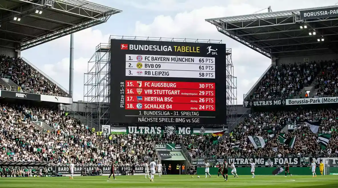 Zona baja de la clasificacion de la Bundesliga marcada en rojo en un marcador del estadio