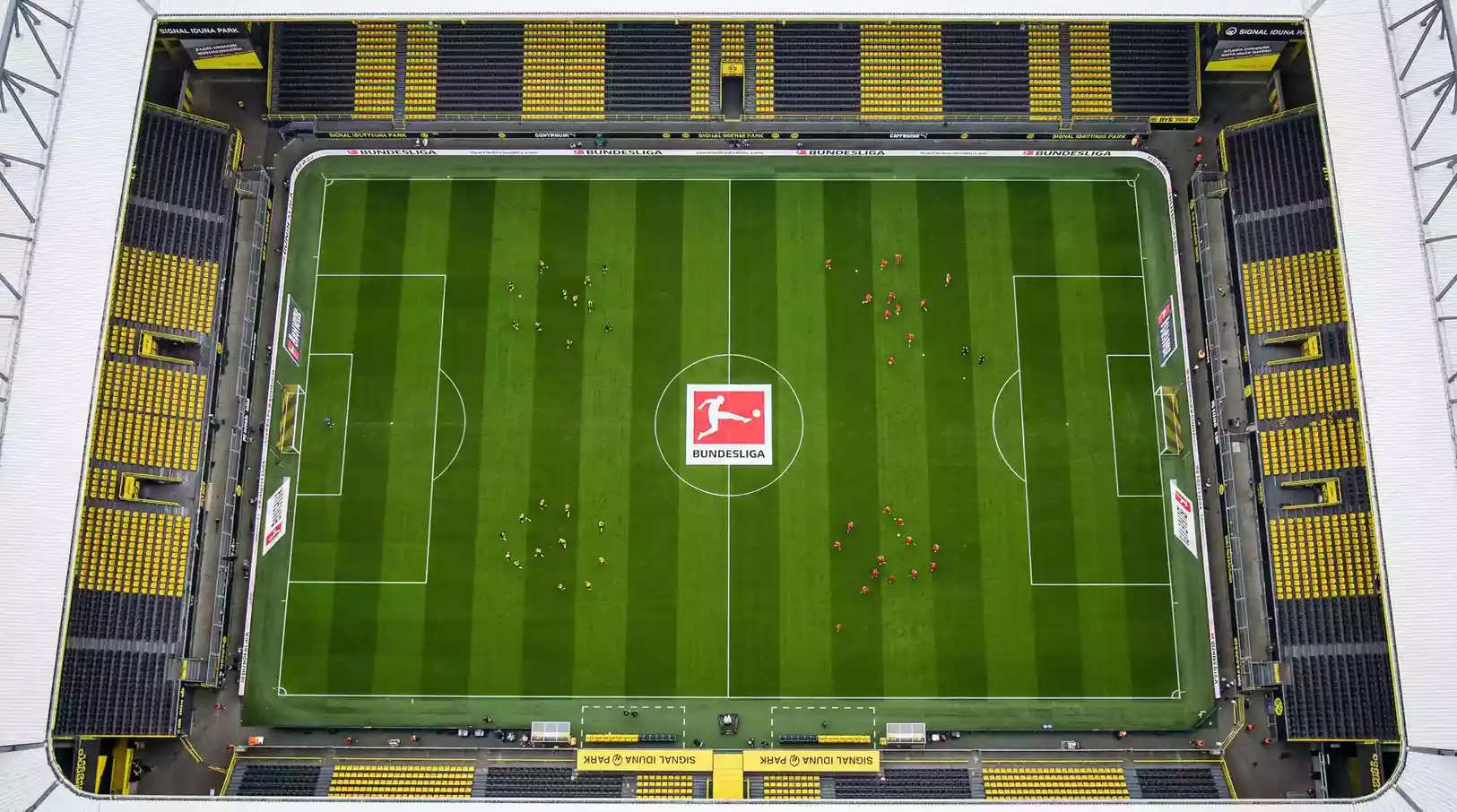 Vista cenital del campo de juego de la Bundesliga con las lineas del terreno y el circulo central marcados