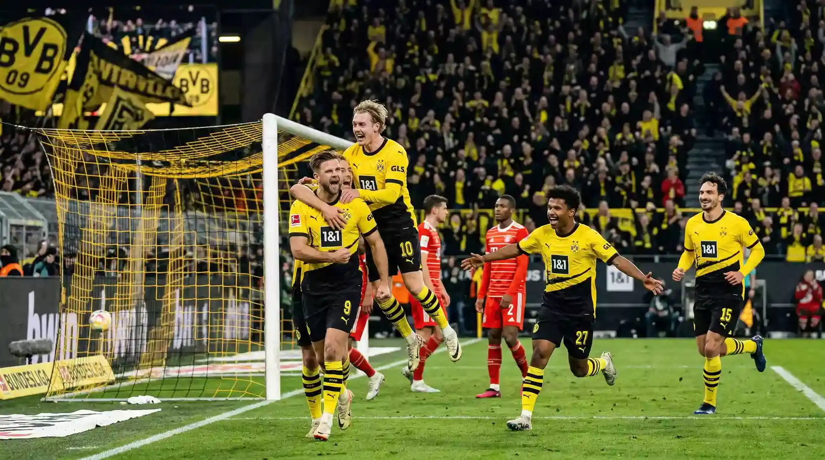 Celebracion de gol en un partido de la Bundesliga con jugadores festejando frente a la porteria