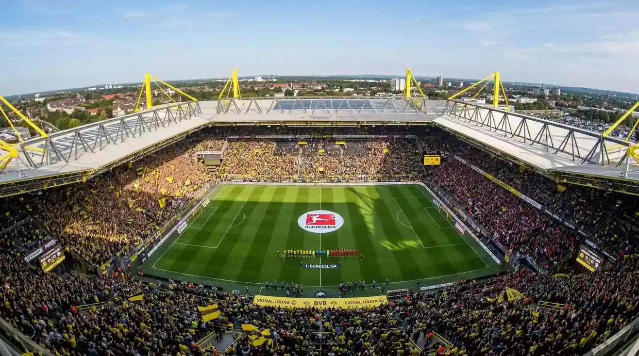 Vista panoramica de un estadio de la Bundesliga lleno de publico antes del inicio de la temporada